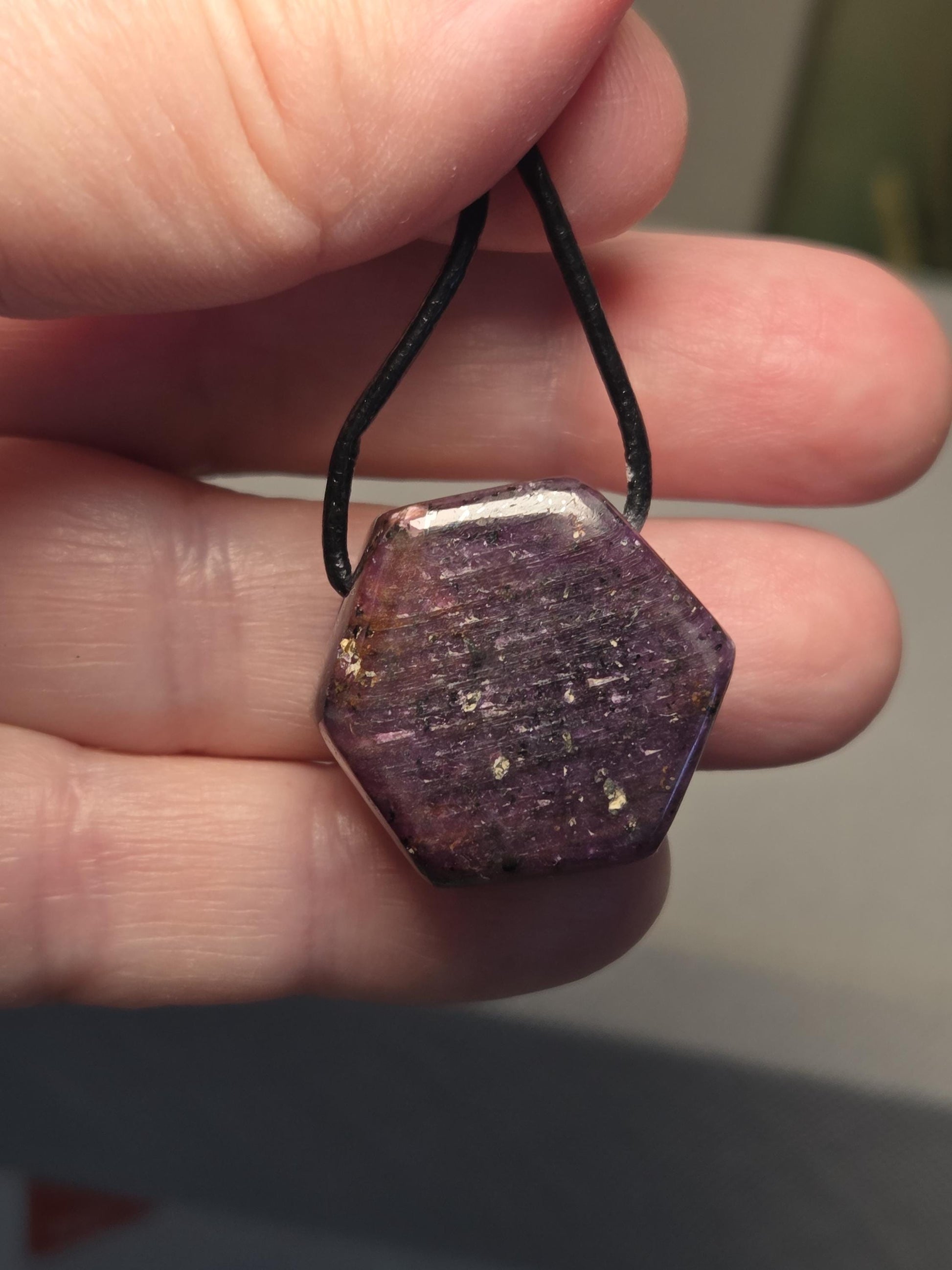 Rubin Kristall sechseckig Anhänger, Ruby pedants , 22 x 24 x 14 mm, gebohrt, an verstellbarem Lederband