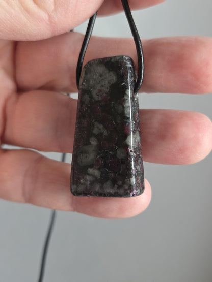 Seltener Eudialyt aus Lappland, 38 x 20 x 9 mm, gebohrt, an verstellbarem Lederband
