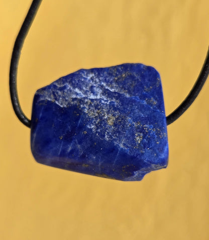Lapislazuli Lapis Lazuli Anhänger, Stein der Engel, 25 x 27 x 14 mm, gebohrt, an verstellbarem Lederband