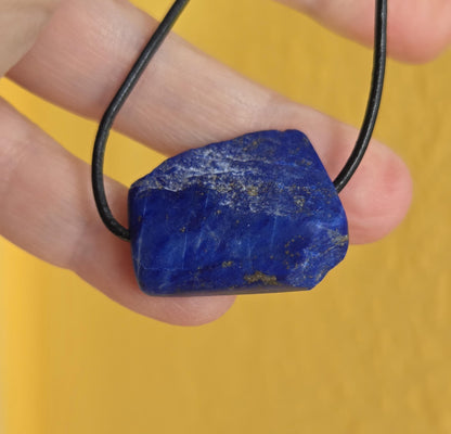 Lapislazuli Lapis Lazuli Anhänger, Stein der Engel, 25 x 27 x 14 mm, gebohrt, an verstellbarem Lederband