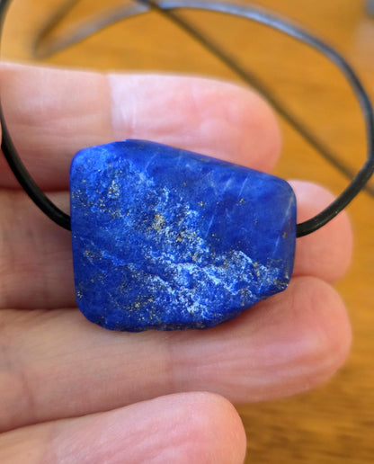 Lapislazuli Lapis Lazuli Anhänger, Stein der Engel, 25 x 27 x 14 mm, gebohrt, an verstellbarem Lederband
