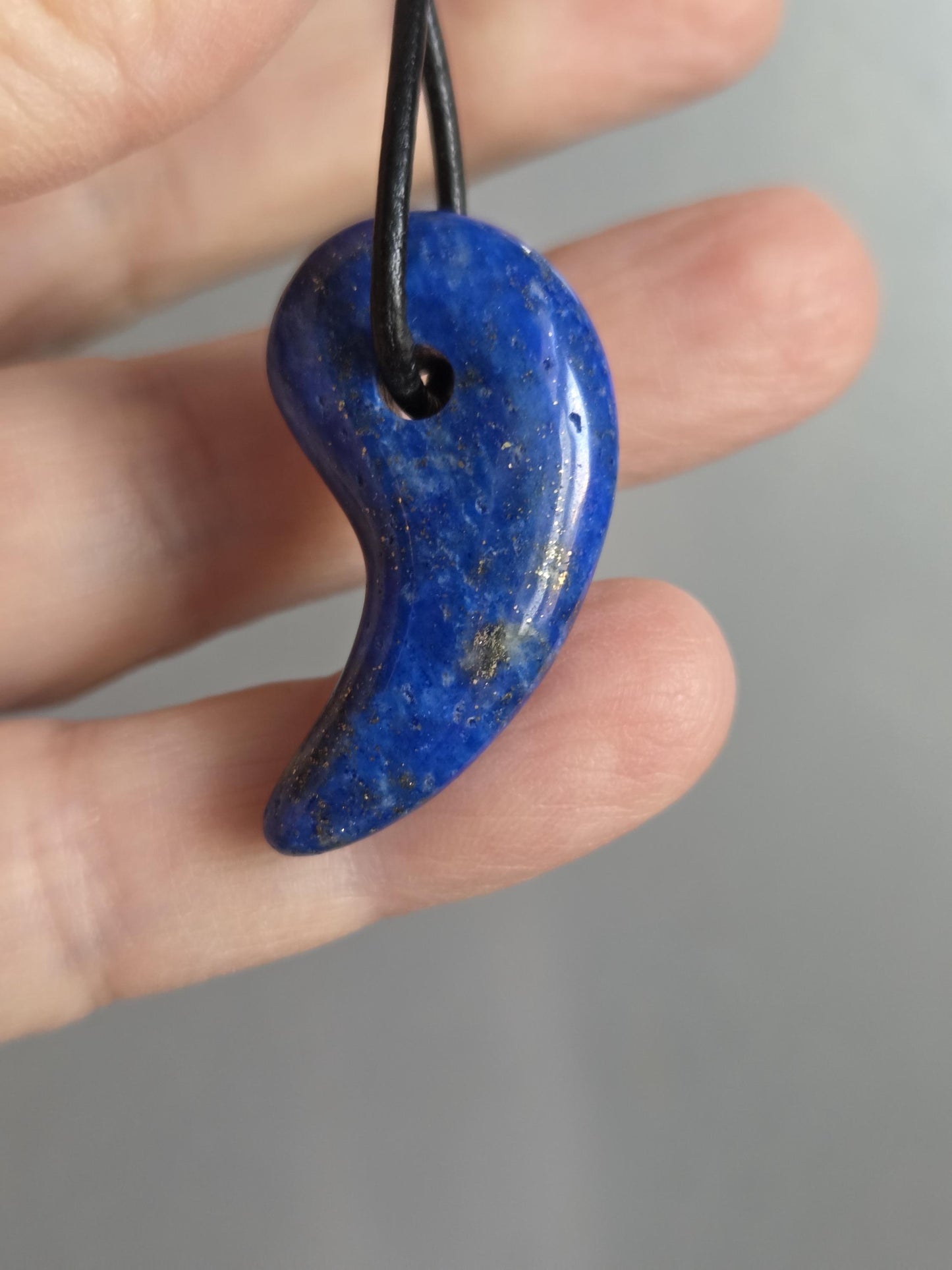 Lapislazuli Lapis Lazuli Anhänger, Stein der Engel, 34 x 18 x 8 mm, gebohrt, an verstellbarem Lederband