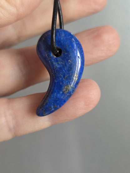Lapislazuli Lapis Lazuli Anhänger, Stein der Engel, 34 x 18 x 8 mm, gebohrt, an verstellbarem Lederband