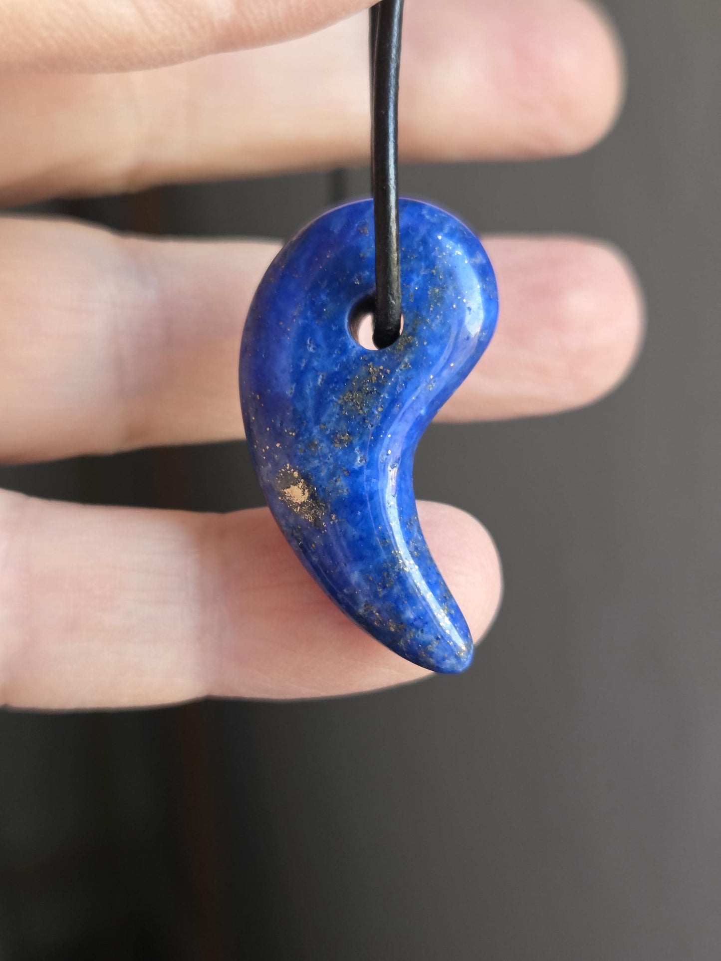 Lapislazuli Lapis Lazuli Anhänger, Stein der Engel, 34 x 18 x 8 mm, gebohrt, an verstellbarem Lederband