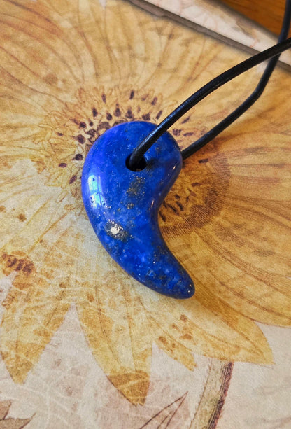 Lapislazuli Lapis Lazuli Anhänger, Stein der Engel, 34 x 18 x 8 mm, gebohrt, an verstellbarem Lederband