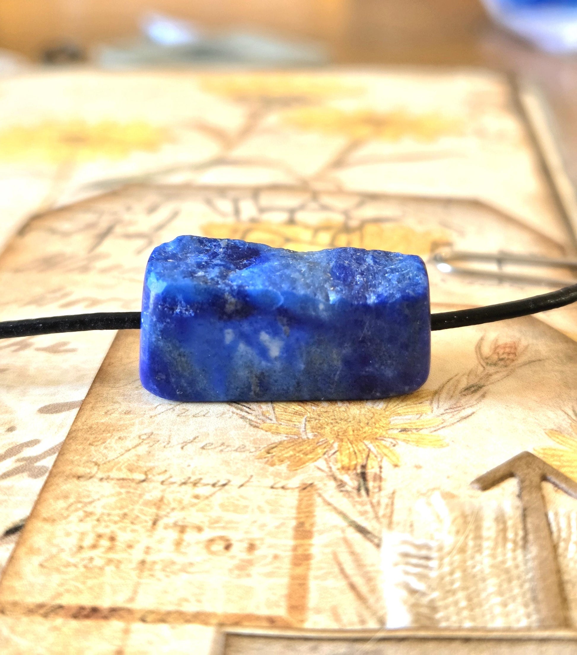 Lapislazuli Lapis Lazuli Anhänger, Stein der Engel, 14 x 27 x 11 mm, gebohrt, an verstellbarem Lederband
