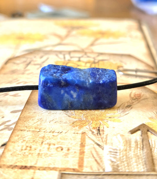 Lapislazuli Lapis Lazuli Anhänger, Stein der Engel, 14 x 27 x 11 mm, gebohrt, an verstellbarem Lederband