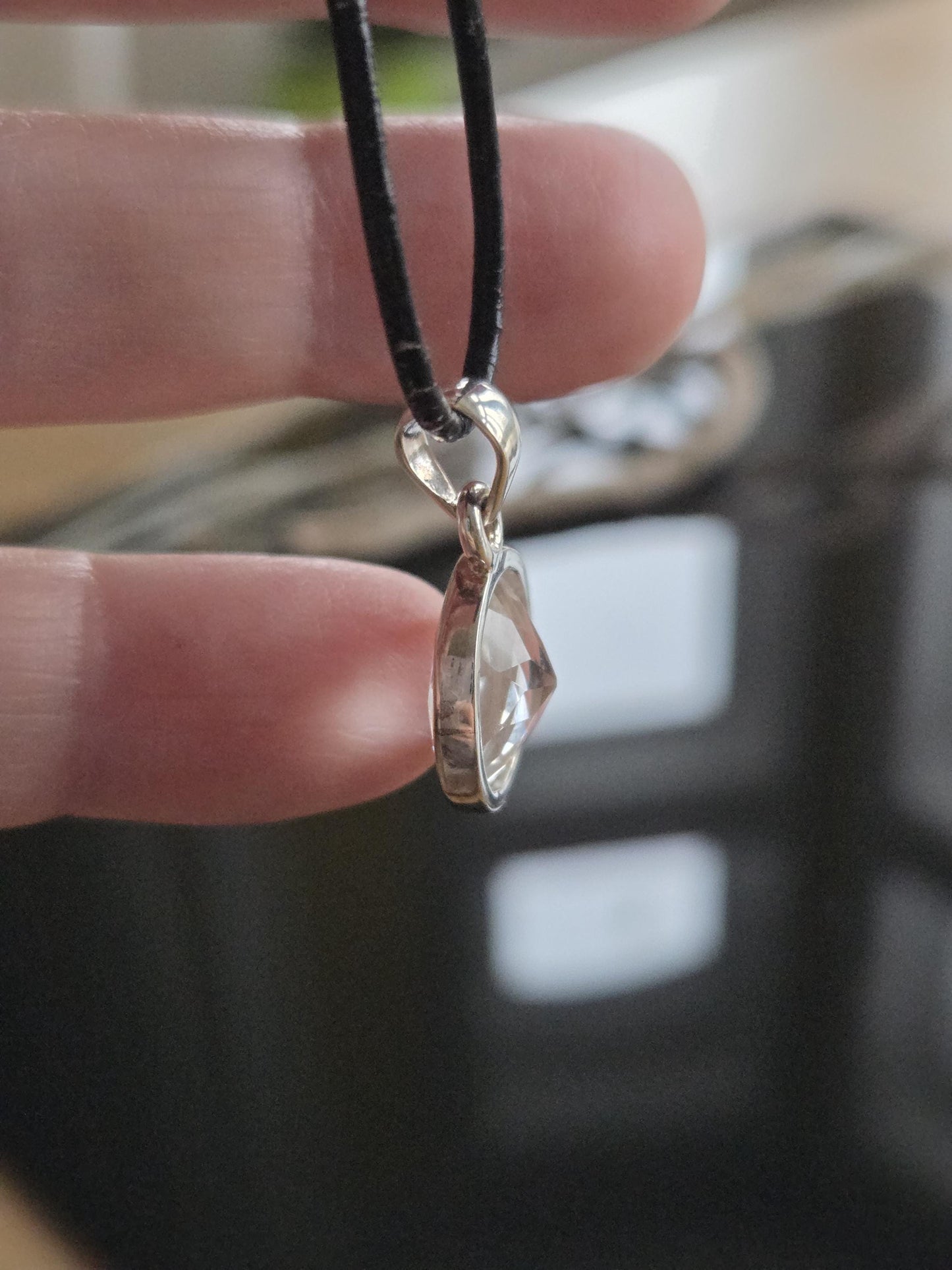 Bergkristall mit Brilliantschliff, an 925er Silber Anhänger, 24 x 14 x 8 mm, an verstellbarem Lederband