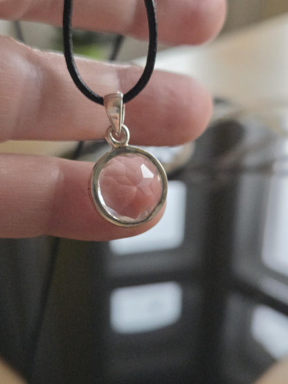 Bergkristall mit Brilliantschliff, an 925er Silber Anhänger, 24 x 14 x 8 mm, an verstellbarem Lederband