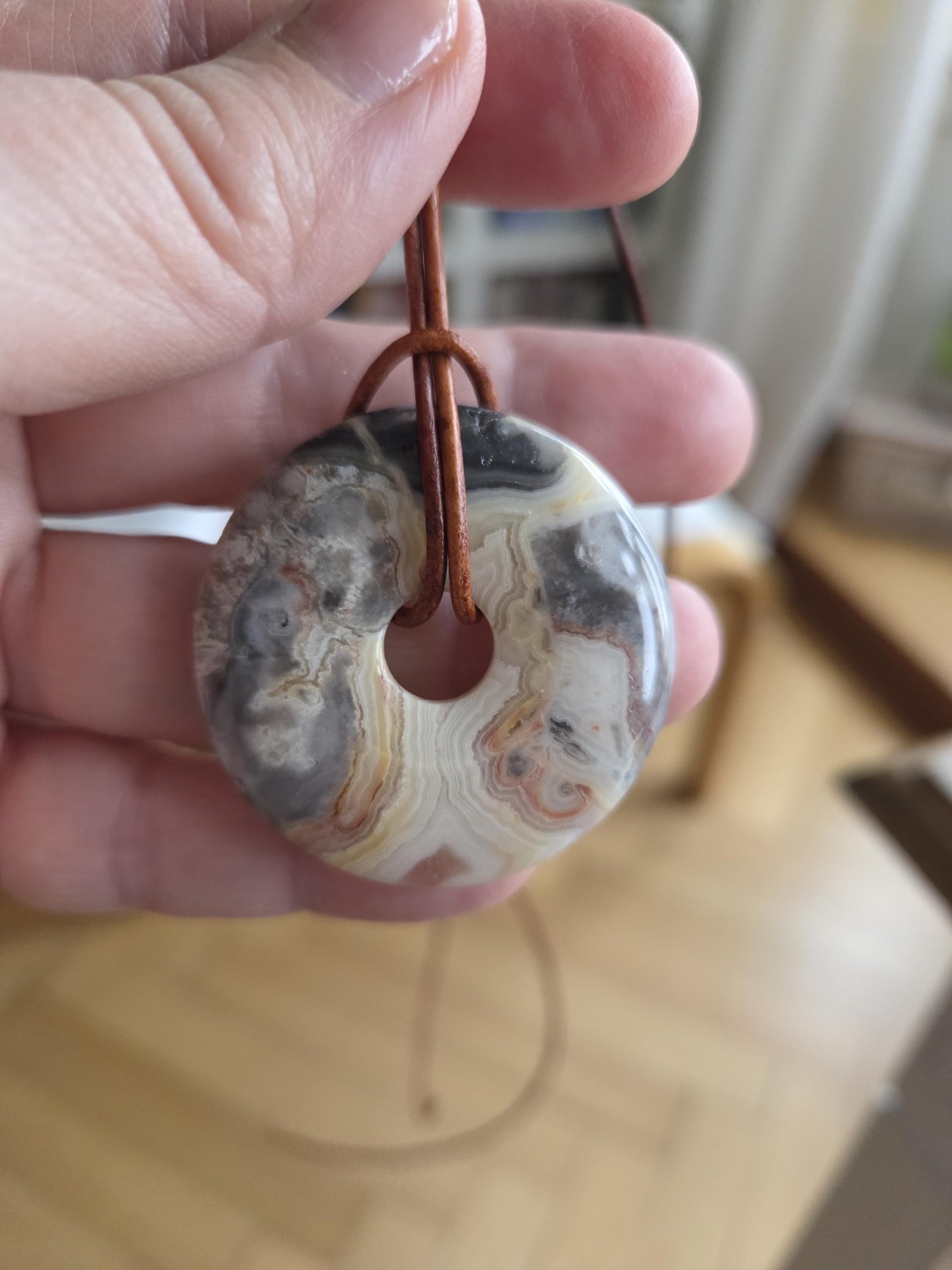 Großer traumhafter Crazy Lace Achat, Donut, 40 x 6 mm, gebohrt, an verstellbarem Lederband