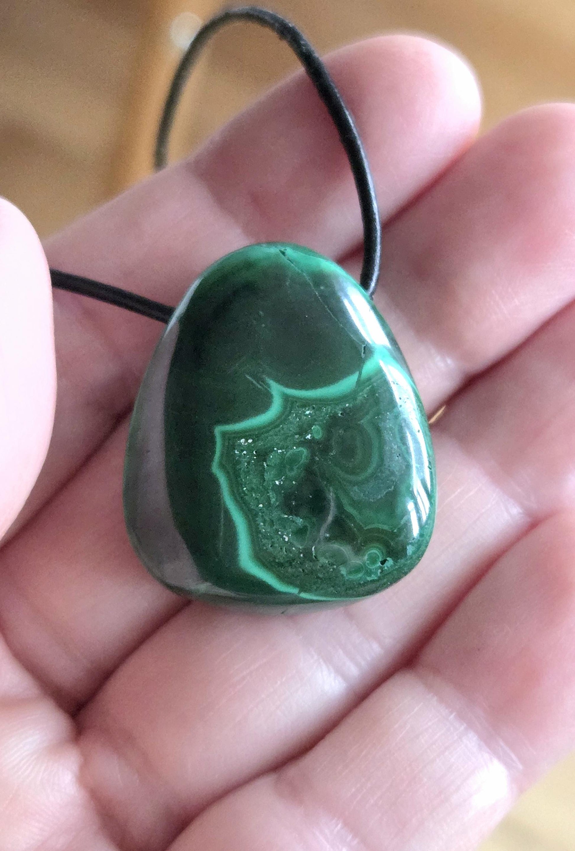 Malachit Anhänger, gebohrt, am Lederband, 30 x 25 x 10 mm, gebohrt, an verstellbarem Lederband