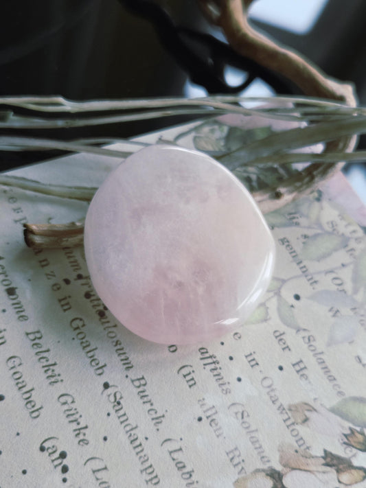 Rosenquarz Scheibe rund Massagestein Heilstein Sammlerstein Handschmeichler, etisch hochwertig, 45 x 45 x 11 mm, 37,19 g., 185,95 ct.
