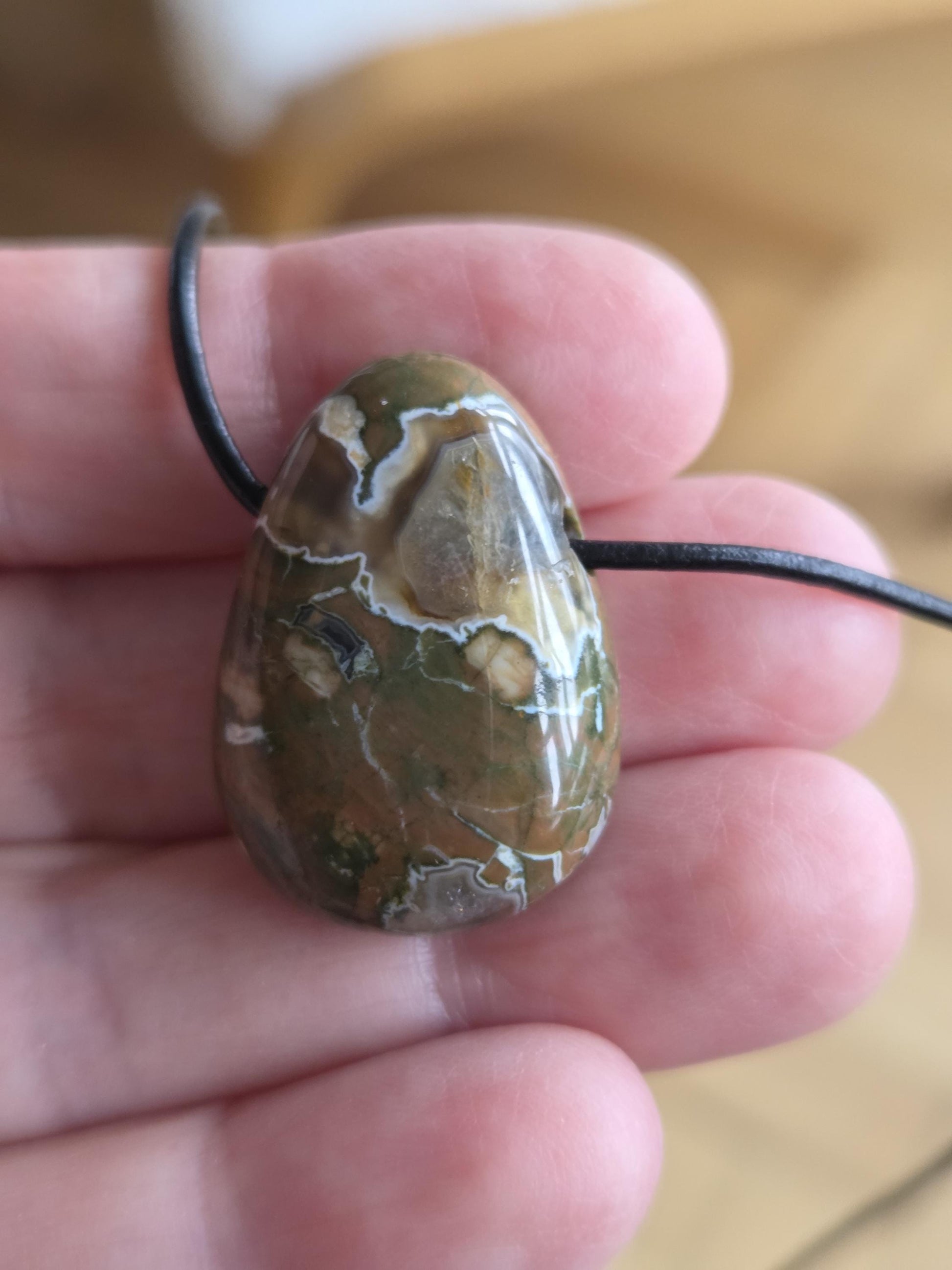 Regenwaldrhyolith Regenwald Rhyolit mit Opalschicht Anhänger, 29 x 21 x 10 mm, gebohrt, an verstellbarem Lederband