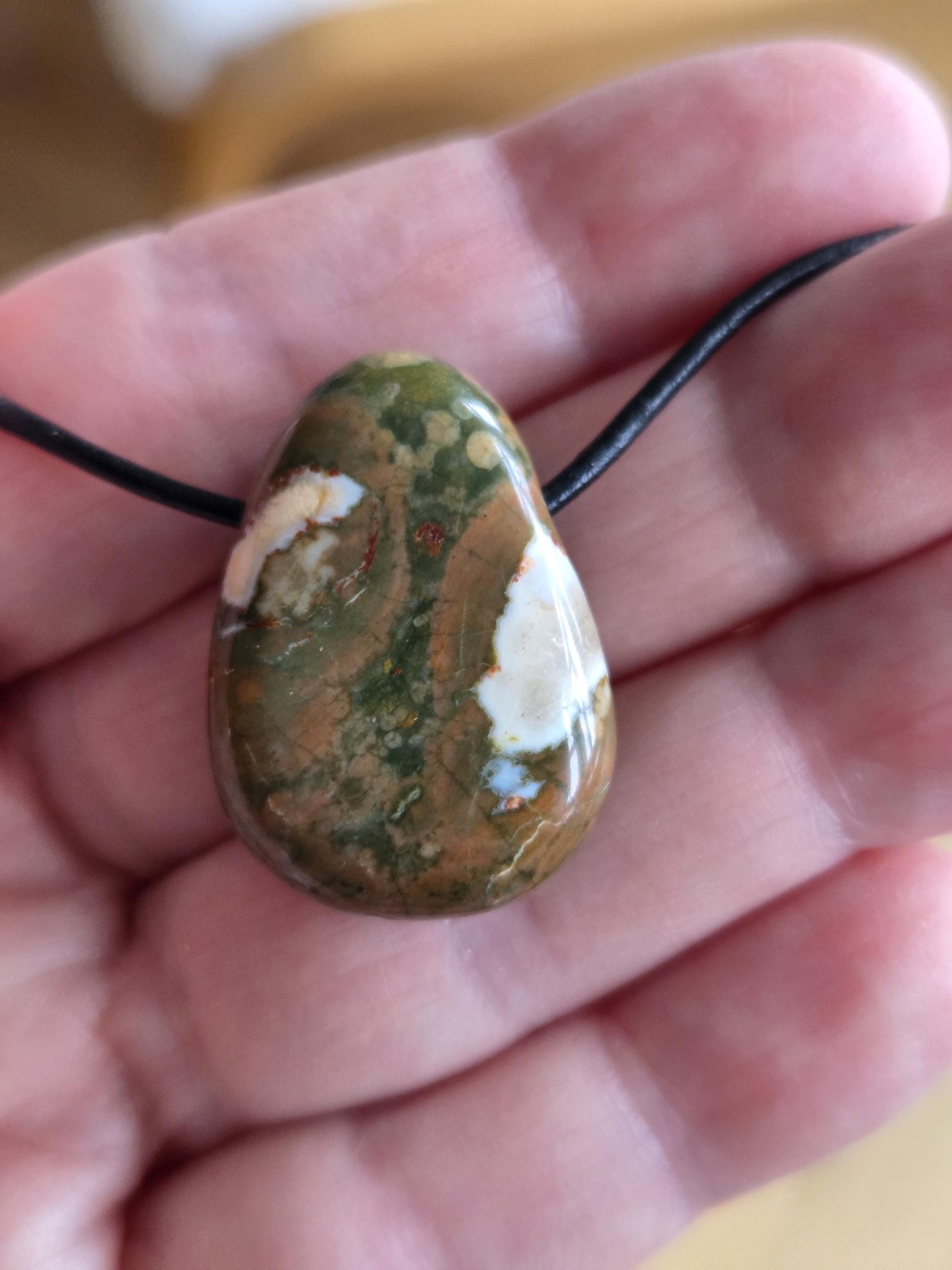 Regenwaldrhyolith Regenwald Rhyolit mit Opalschicht Anhänger, 29 x 21 x 10 mm, gebohrt, an verstellbarem Lederband