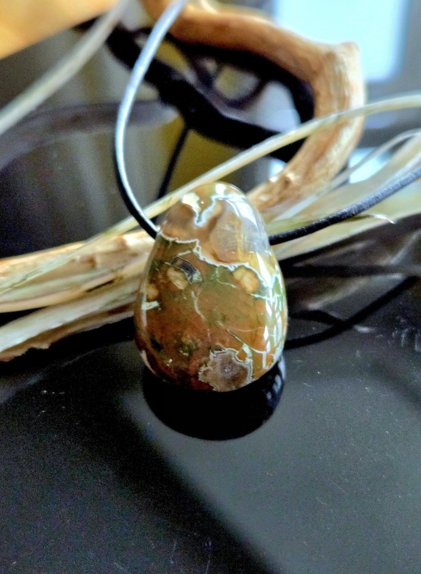 Regenwaldrhyolith Regenwald Rhyolit mit Opalschicht Anhänger, 29 x 21 x 10 mm, gebohrt, an verstellbarem Lederband