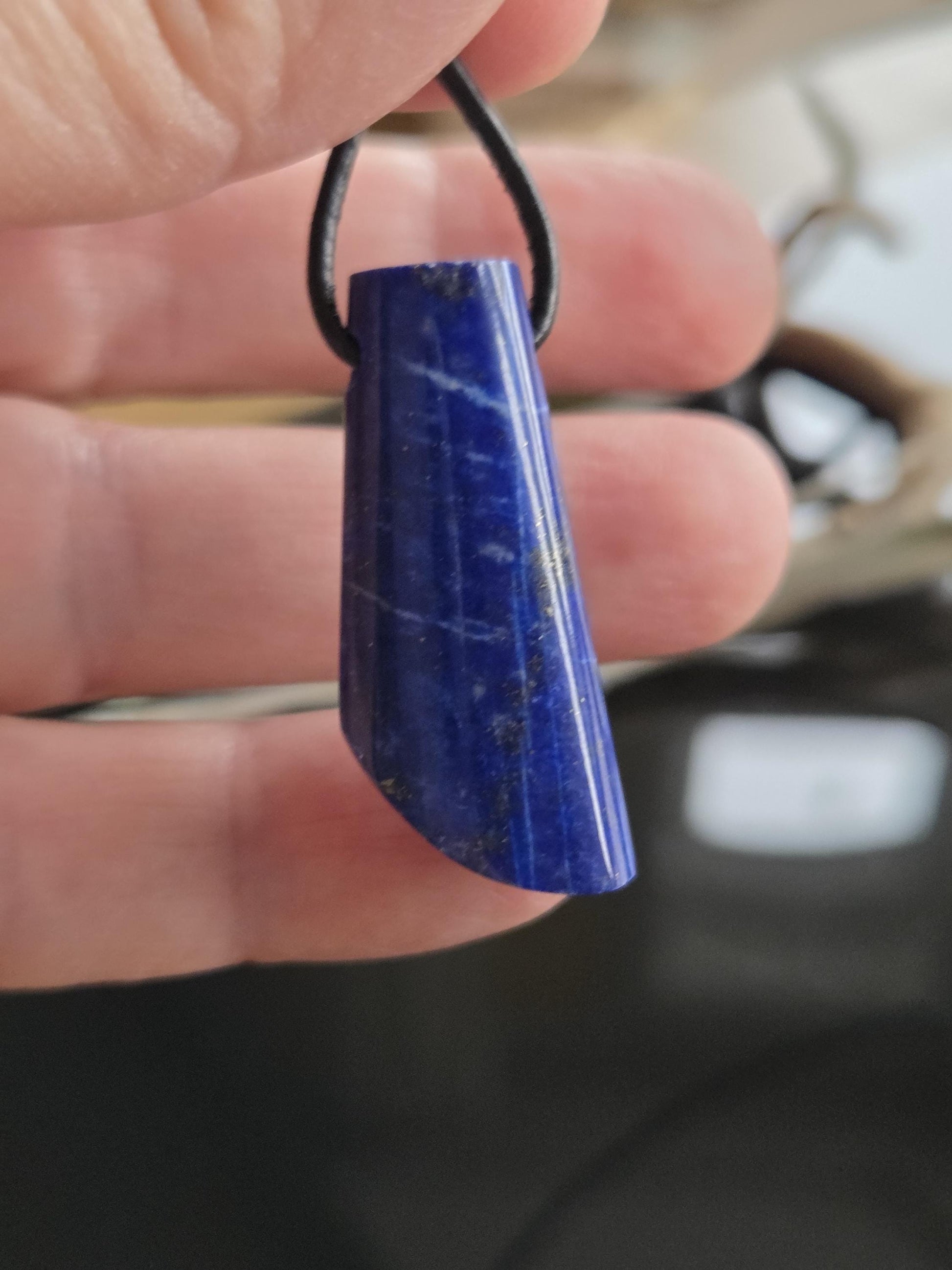 Lapislazuli Lapis Lazuli Anhänger, Stein der Engel, 34 x 17 x 8 mm, gebohrt, an verstellbarem Lederband