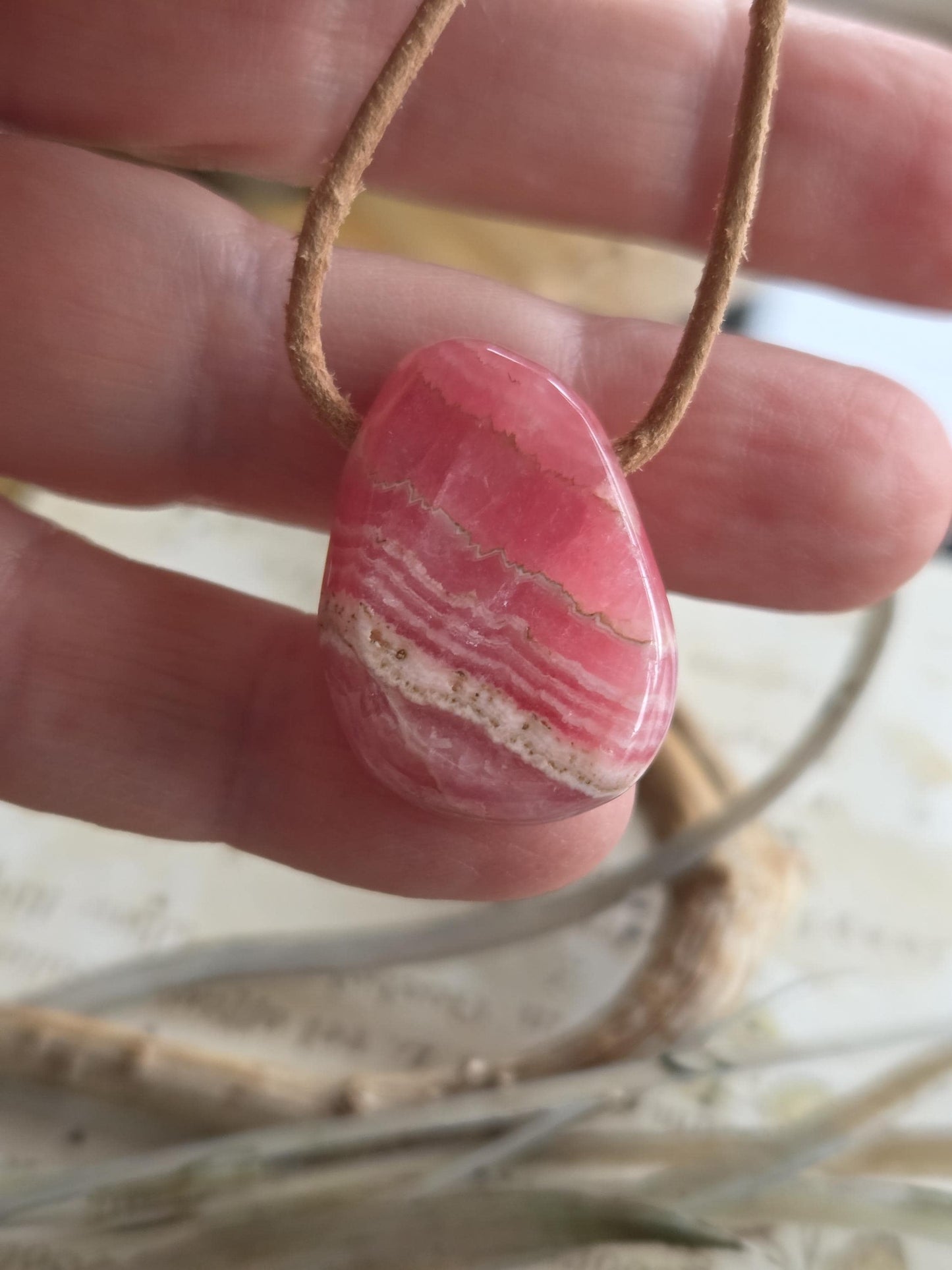 Feiner kleiner Rhodochrosit Anhänger, 27 x 19 x 8 mm, gebohrt, an verstellbarem Lederband