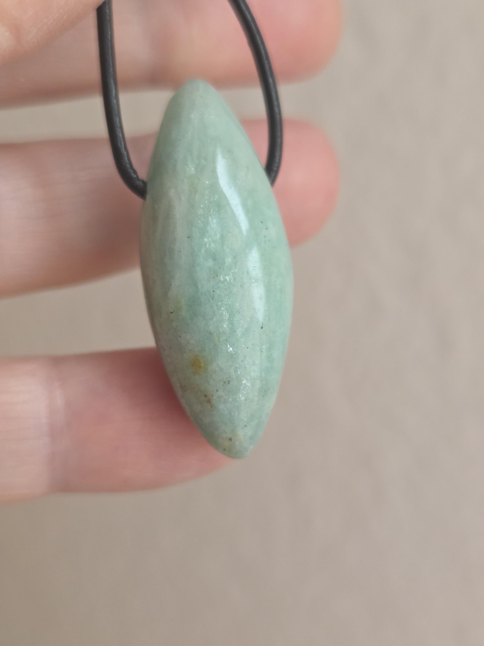 Amazonit Anhänger, 37 x 15 x 15 mm, gebohrt, an verstellbarem Lederband