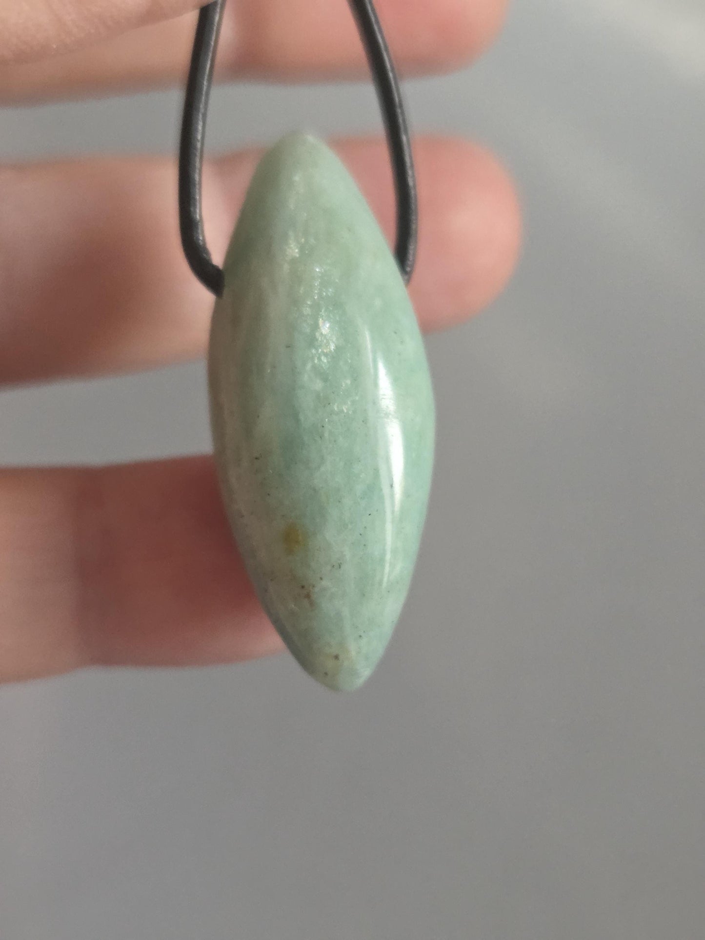 Amazonit Anhänger, 37 x 15 x 15 mm, gebohrt, an verstellbarem Lederband