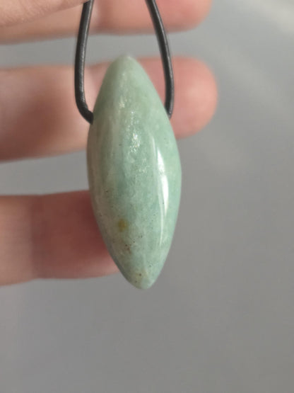 Amazonit Anhänger, 37 x 15 x 15 mm, gebohrt, an verstellbarem Lederband