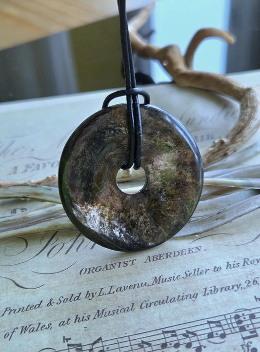 Selten! Muskovit in Biotit und Schwarzglimmergestein Anhänger Donut, 40 x 5 mm, an verstellbarem Lederband