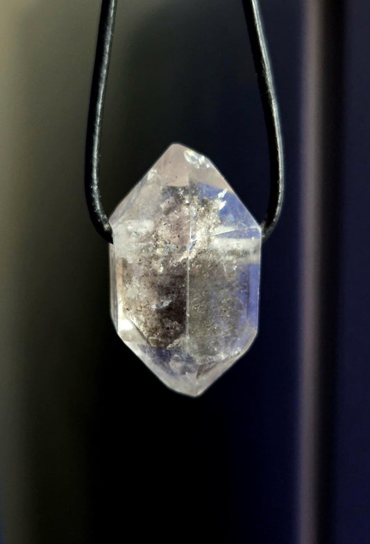 Herkimer Diamant Channeling Kristall mit Inclusen Doppelender Doppelspitze Anhänger 31 x 18 x 15 mm, gebohrt, an verstellbarem Lederband