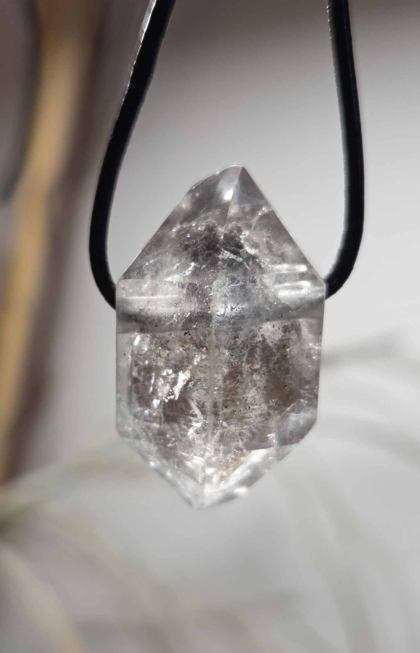 Herkimer Diamant Channeling Kristall mit Inclusen Doppelender Doppelspitze Anhänger 31 x 18 x 15 mm, gebohrt, an verstellbarem Lederband