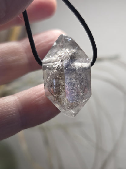 Herkimer Diamant Channeling Kristall mit Inclusen Doppelender Doppelspitze Anhänger 31 x 18 x 15 mm, gebohrt, an verstellbarem Lederband