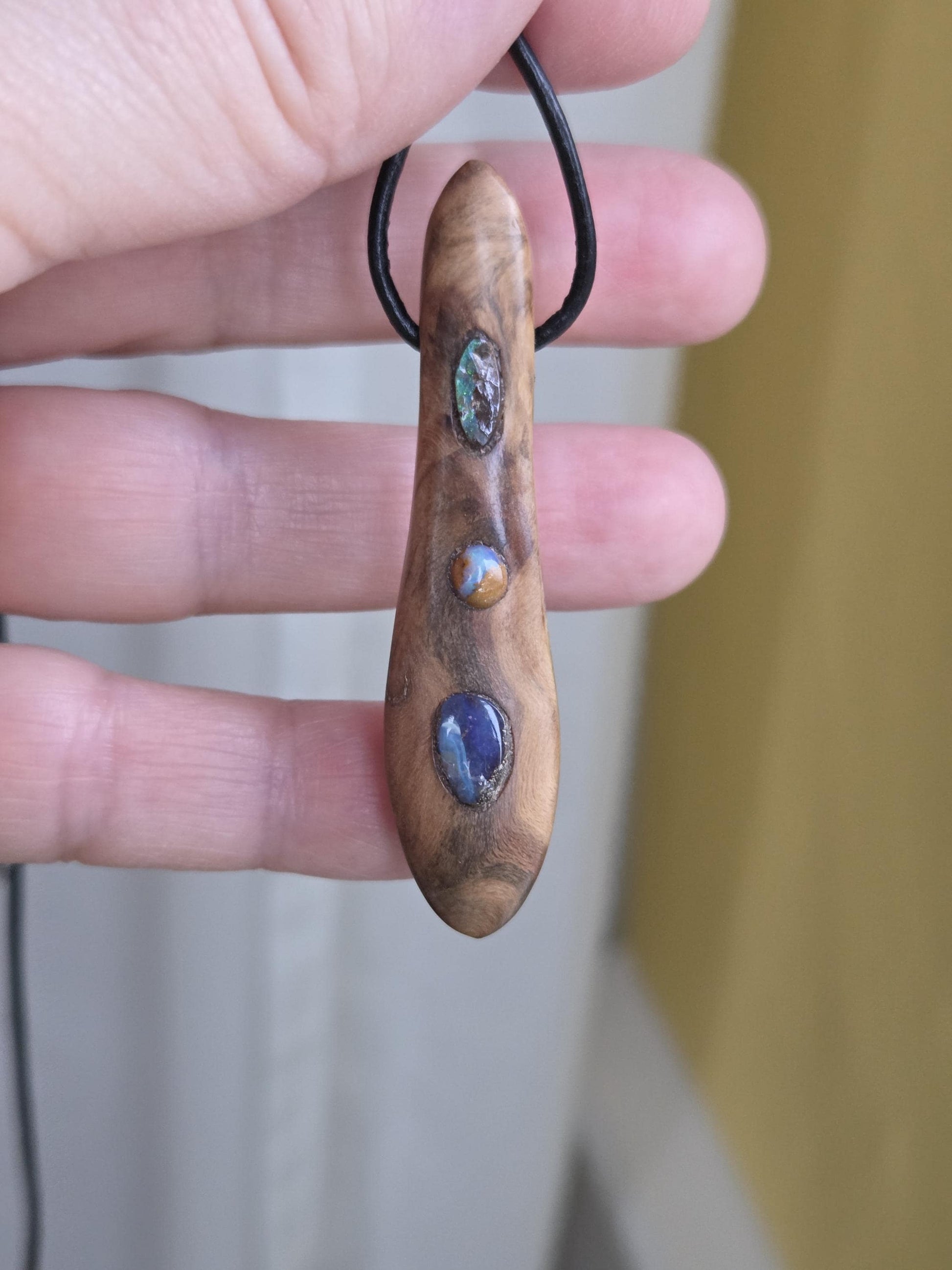 Baumperlen Anhänger der Eiche mit Boulder Opal, Holz Anhänger mit Edelstein, 60 x 14 x 11 mm, an verstellbarem Lederband