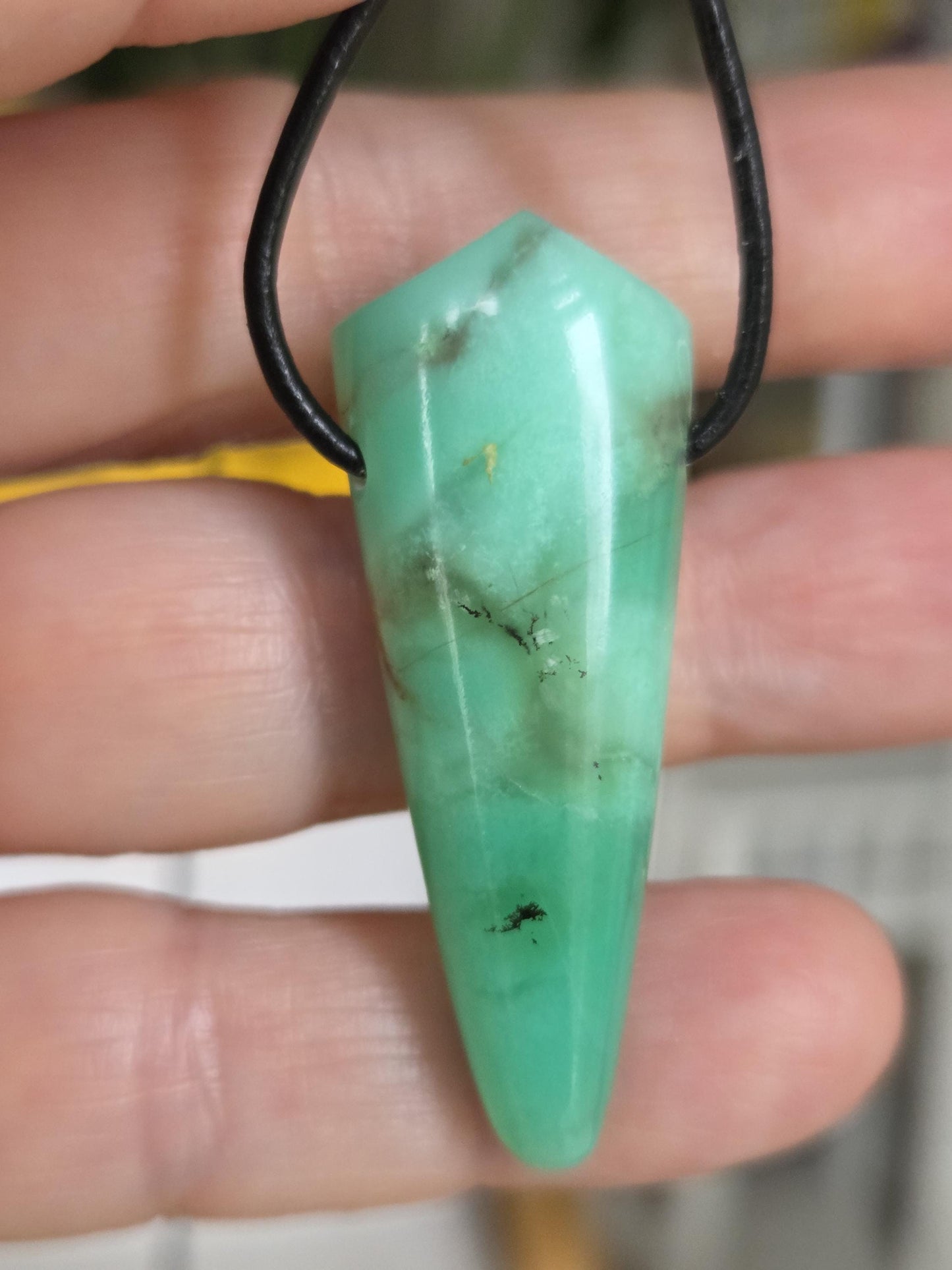 Außergewöhnlicher Chrysopras Anhänger, 45 x 18 x 9 mm, gebohrt, an verstellbarem Lederband, von uns mit Liebe geschliffen.
