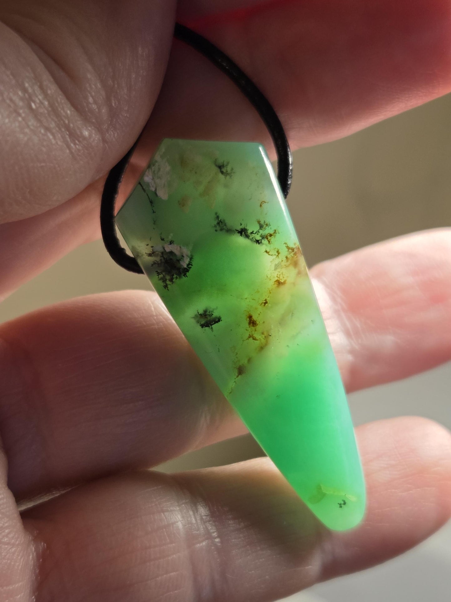 Außergewöhnlicher Chrysopras Anhänger, 45 x 18 x 9 mm, gebohrt, an verstellbarem Lederband, von uns mit Liebe geschliffen.