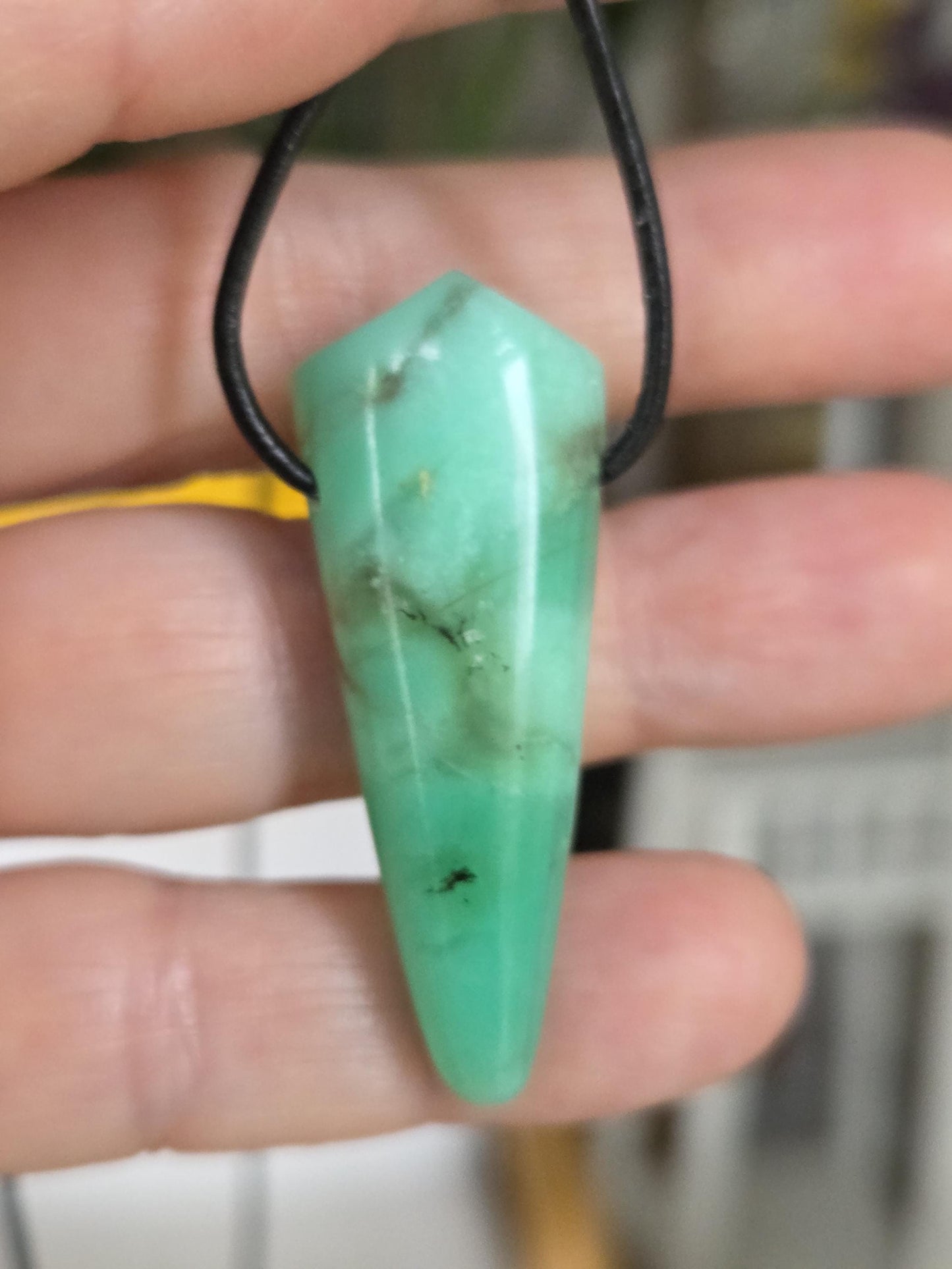 Außergewöhnlicher Chrysopras Anhänger, 45 x 18 x 9 mm, gebohrt, an verstellbarem Lederband, von uns mit Liebe geschliffen.