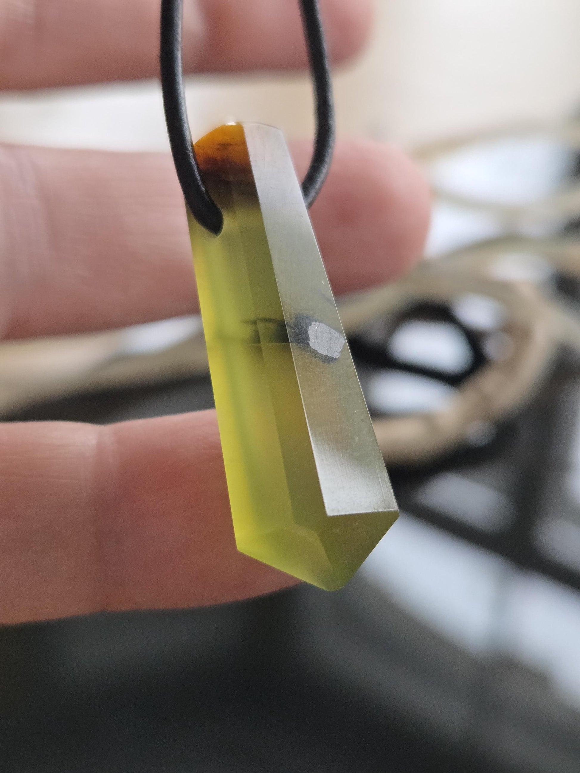 Grüner Granat Grossular Hydrogrossular mit Pyrit, Anhänger, 29 x 10 x 9 mm, gebohrt, an verstellbarem Lederband, Granat grün