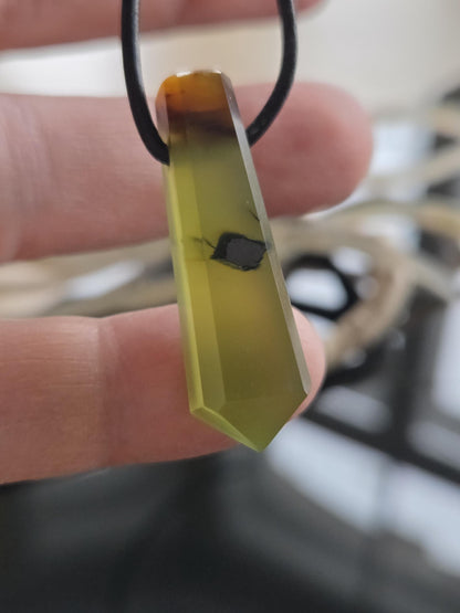 Grüner Granat Grossular Hydrogrossular mit Pyrit, Anhänger, 29 x 10 x 9 mm, gebohrt, an verstellbarem Lederband, Granat grün