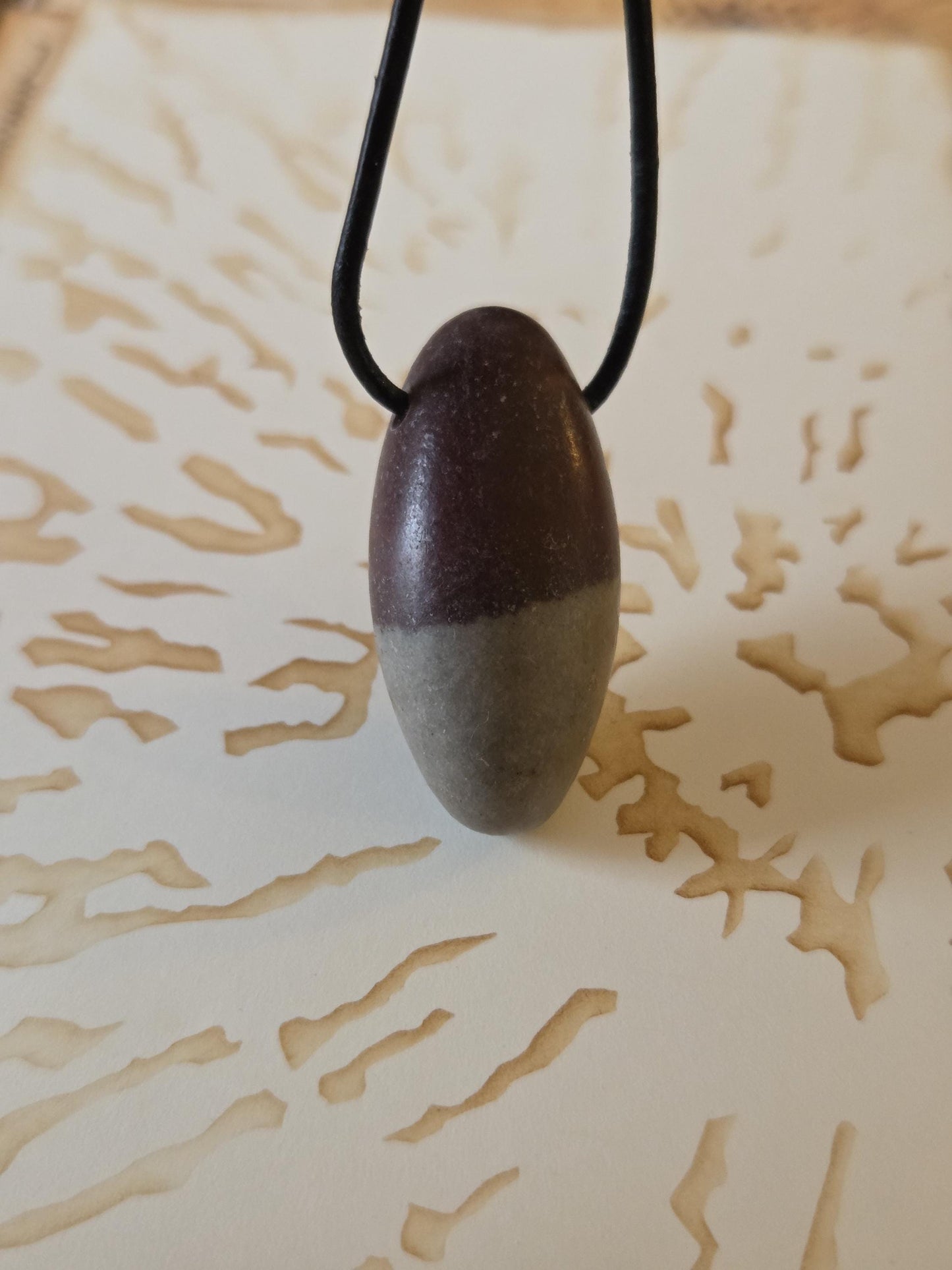 Shiva Lingam Venus Stein Anhänger, 35 x 17 mm, gebohrt, an verstellbarem Lederband