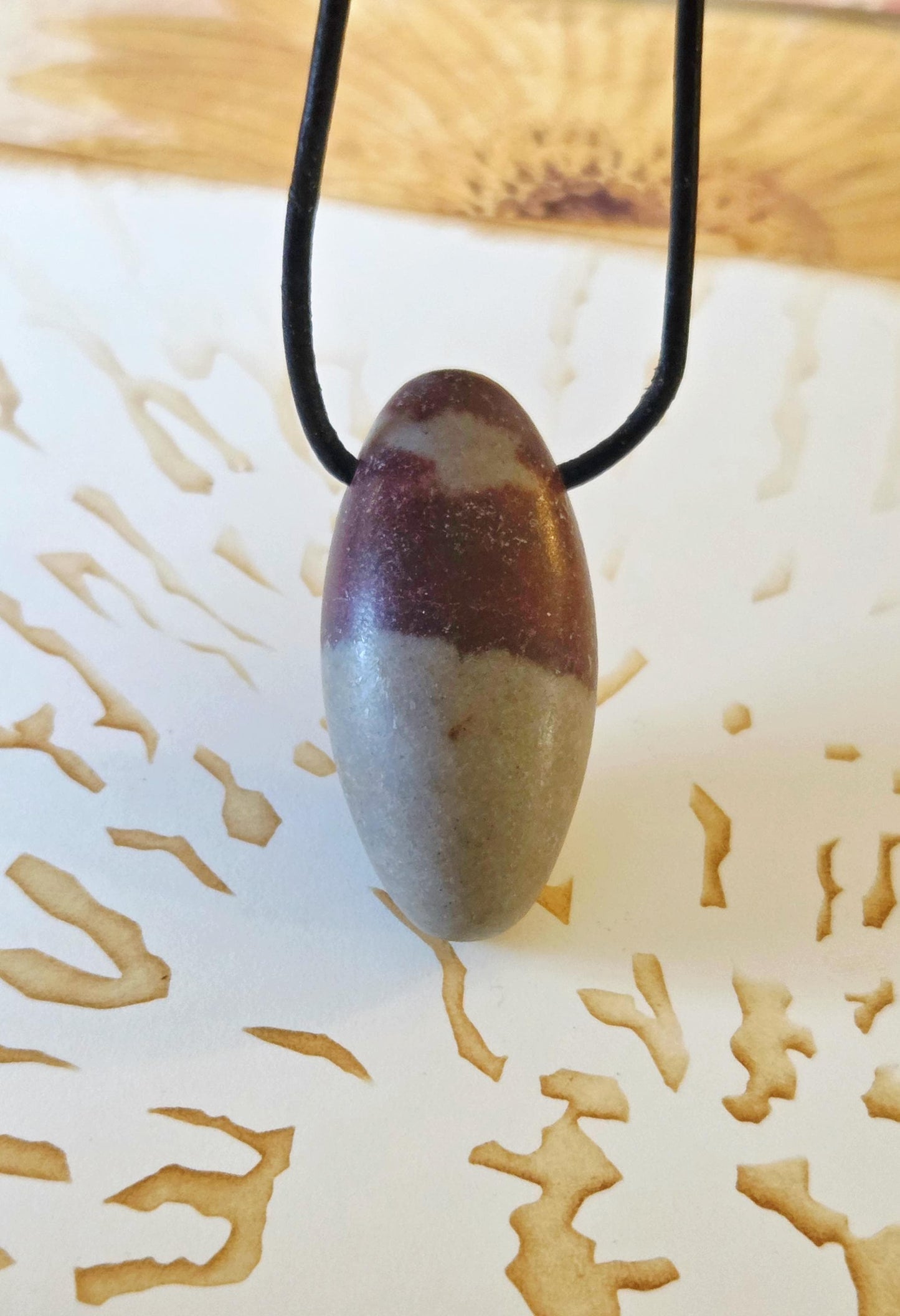 Shiva Lingam Venus Stein Anhänger, 35 x 17 mm, gebohrt, an verstellbarem Lederband