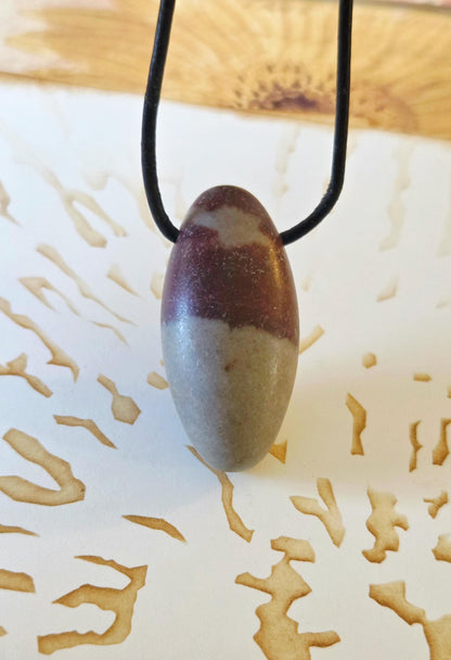 Shiva Lingam Venus Stein Anhänger, 35 x 17 mm, gebohrt, an verstellbarem Lederband