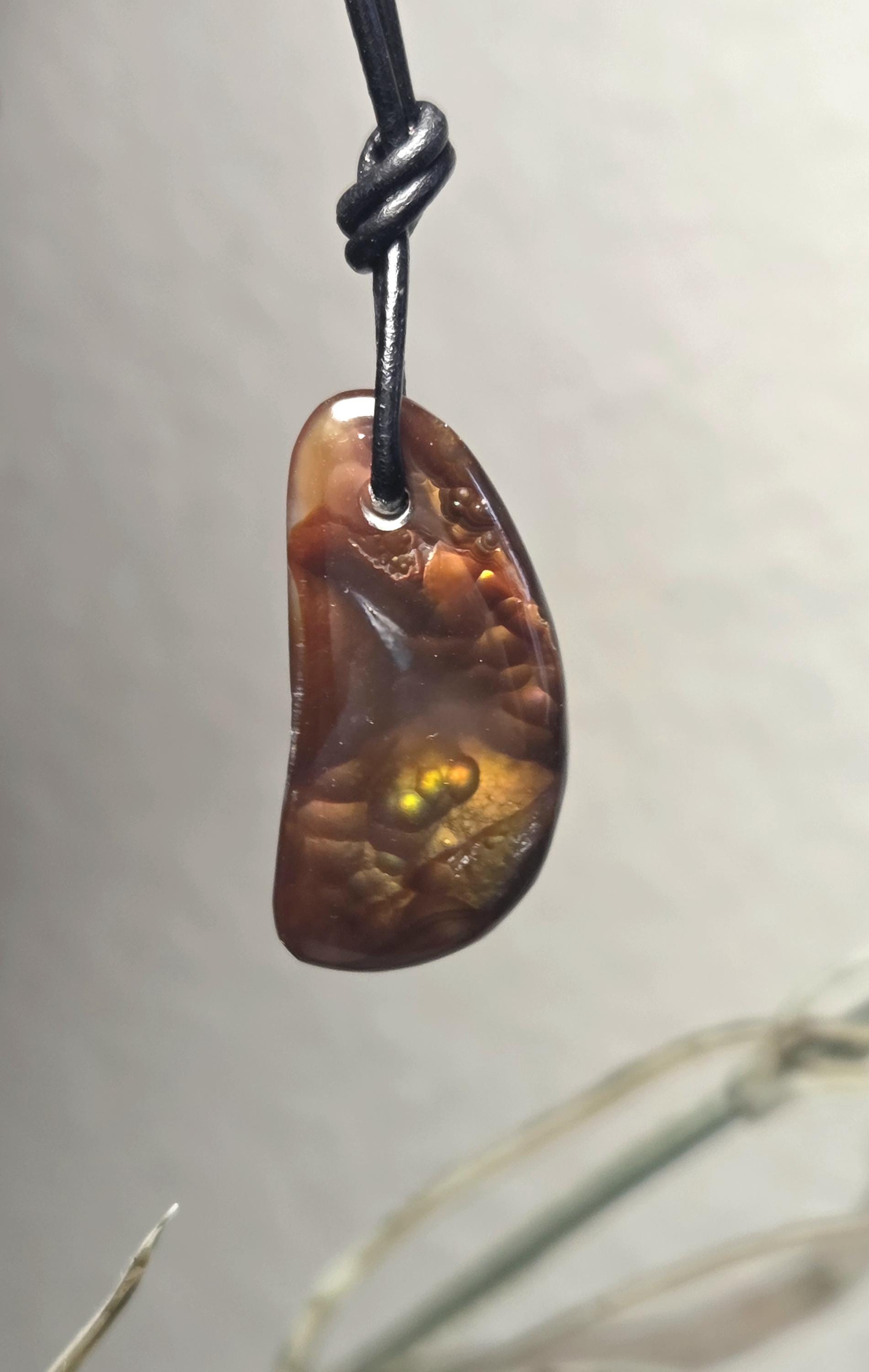 Kleiner feiner mexikanischer Feuerachat Feuer Achat Anhänger, 27 x 14 x 6 mm, gebohrt, an verstellbarem Lederband