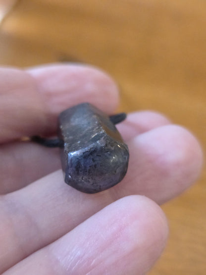 Stern Rubin Rohkristall Stäbchen Korund Anhänger, 23 x 14 x 12 mm, gebohrt, an verstellbarem Lederband