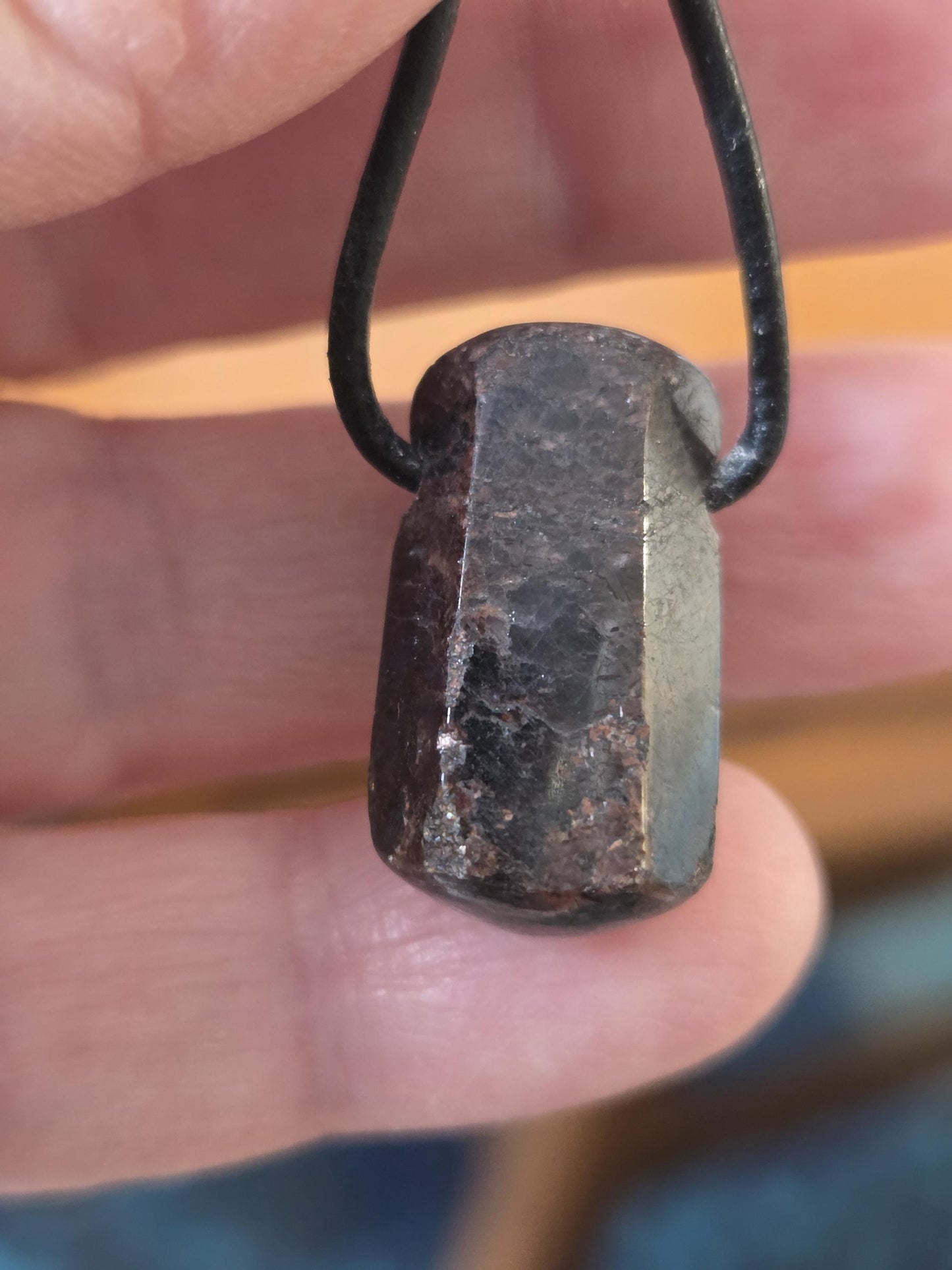 Stern Rubin Rohkristall Stäbchen Korund Anhänger, 23 x 14 x 12 mm, gebohrt, an verstellbarem Lederband