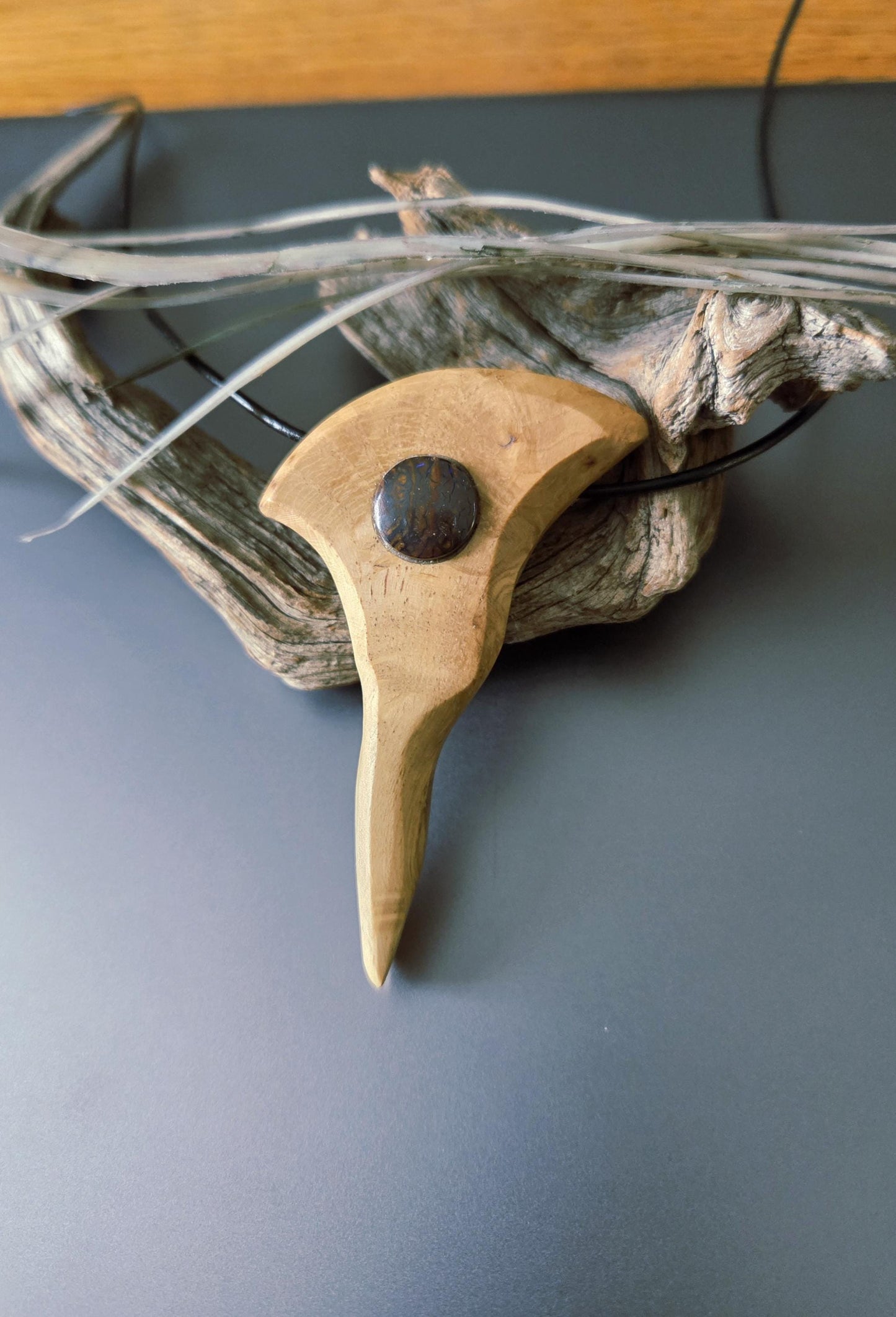 Baumperlen Anhänger der Buche mit Boulder Opal, Holz Anhänger mit Edelstein, 65 x 43 x 12 mm, an verstellbarem Lederband