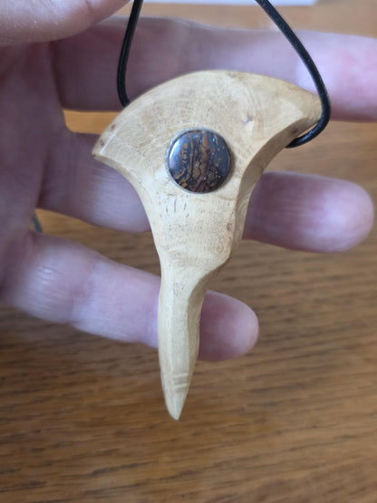 Baumperlen Anhänger der Buche mit Boulder Opal, Holz Anhänger mit Edelstein, 65 x 43 x 12 mm, an verstellbarem Lederband