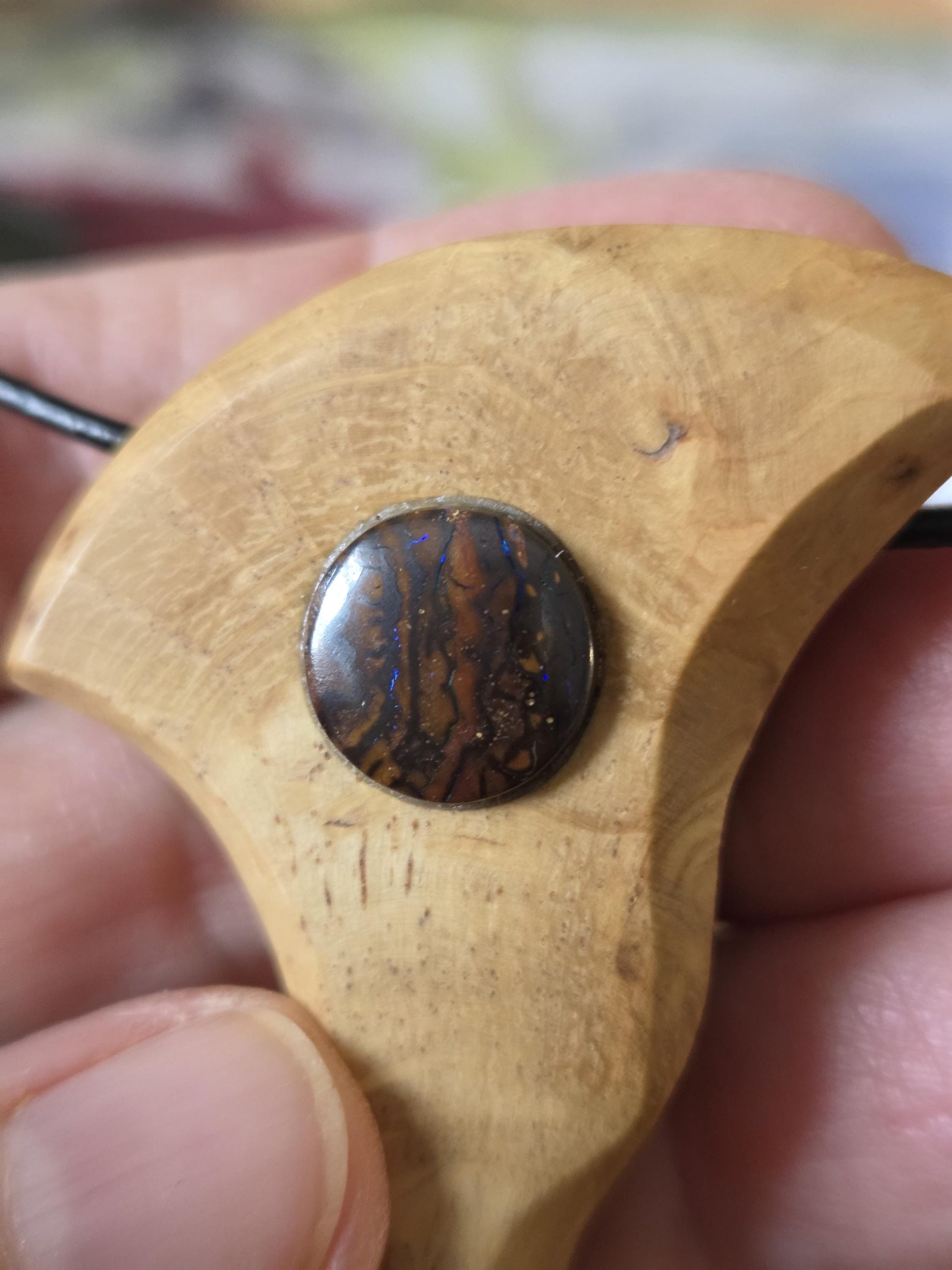 Baumperlen Anhänger der Buche mit Boulder Opal, Holz Anhänger mit Edelstein, 65 x 43 x 12 mm, an verstellbarem Lederband