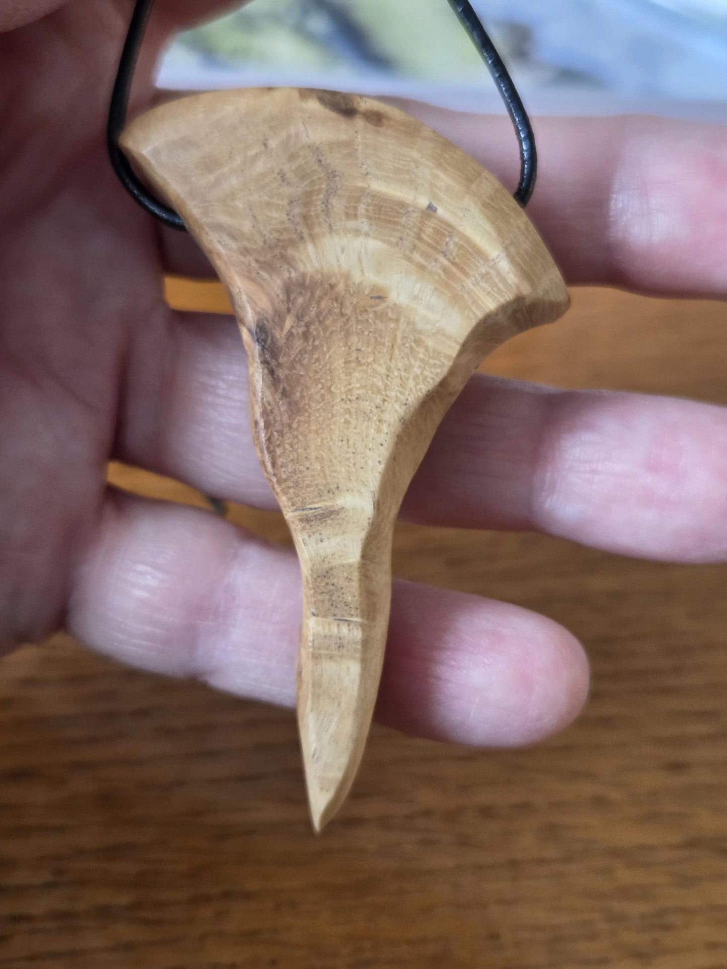 Baumperlen Anhänger der Buche mit Boulder Opal, Holz Anhänger mit Edelstein, 65 x 43 x 12 mm, an verstellbarem Lederband