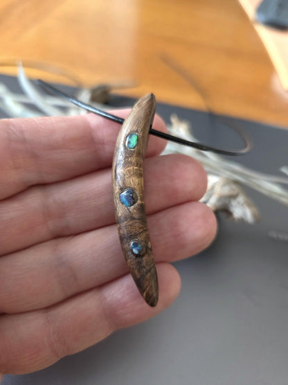Baumperlen Anhänger der Eiche mit Boulder Opal, Holz Anhänger mit Edelstein, 55 x 9 x 8 mm, an verstellbarem Lederband
