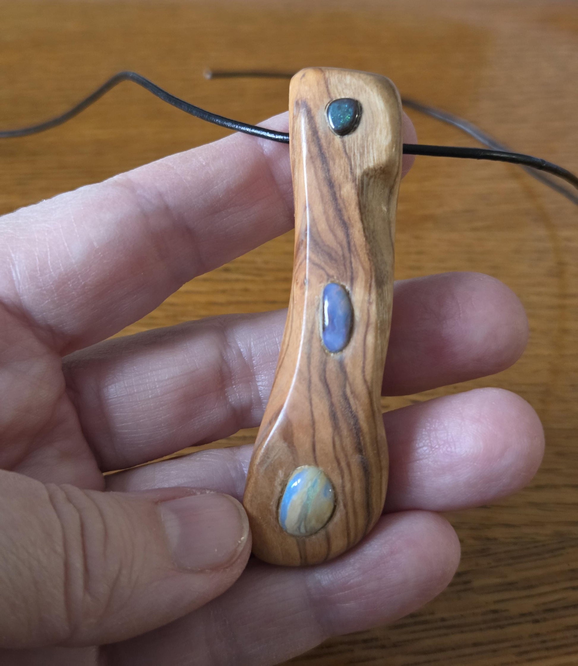 Olivenholz mit Boulder Opal, Boulderopal, Edelstein Holz Anhänger, 70 x 19 x 10 mm, gebohrt, an Lederband