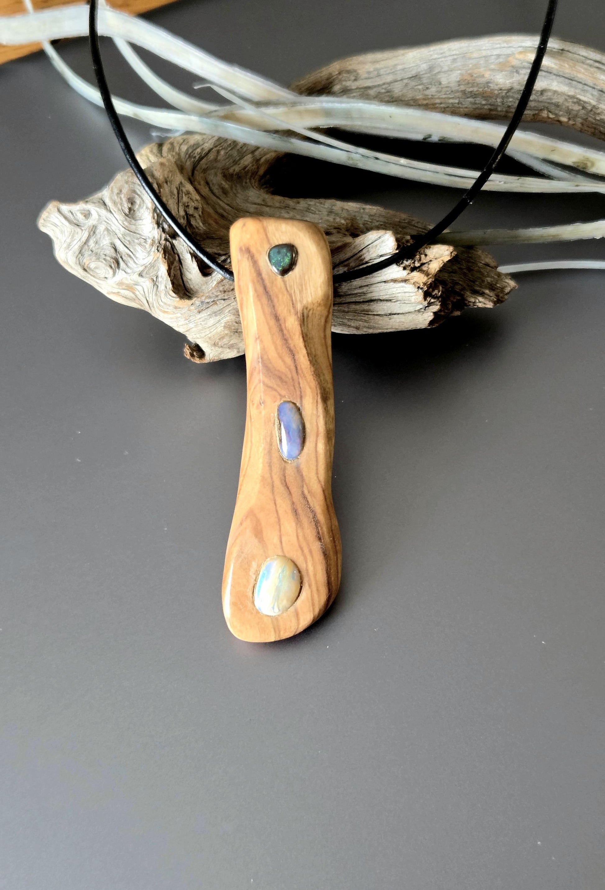 Olivenholz mit Boulder Opal, Boulderopal, Edelstein Holz Anhänger, 70 x 19 x 10 mm, gebohrt, an Lederband