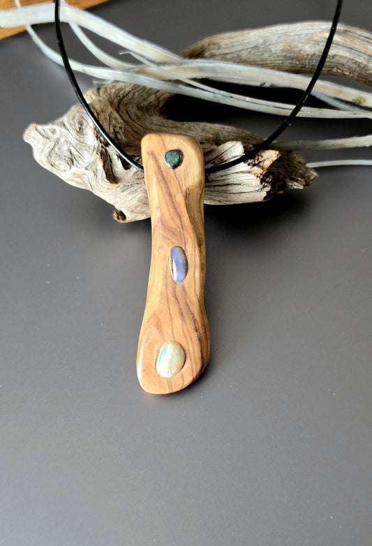 Olivenholz mit Boulder Opal, Boulderopal, Edelstein Holz Anhänger, 70 x 19 x 10 mm, gebohrt, an Lederband