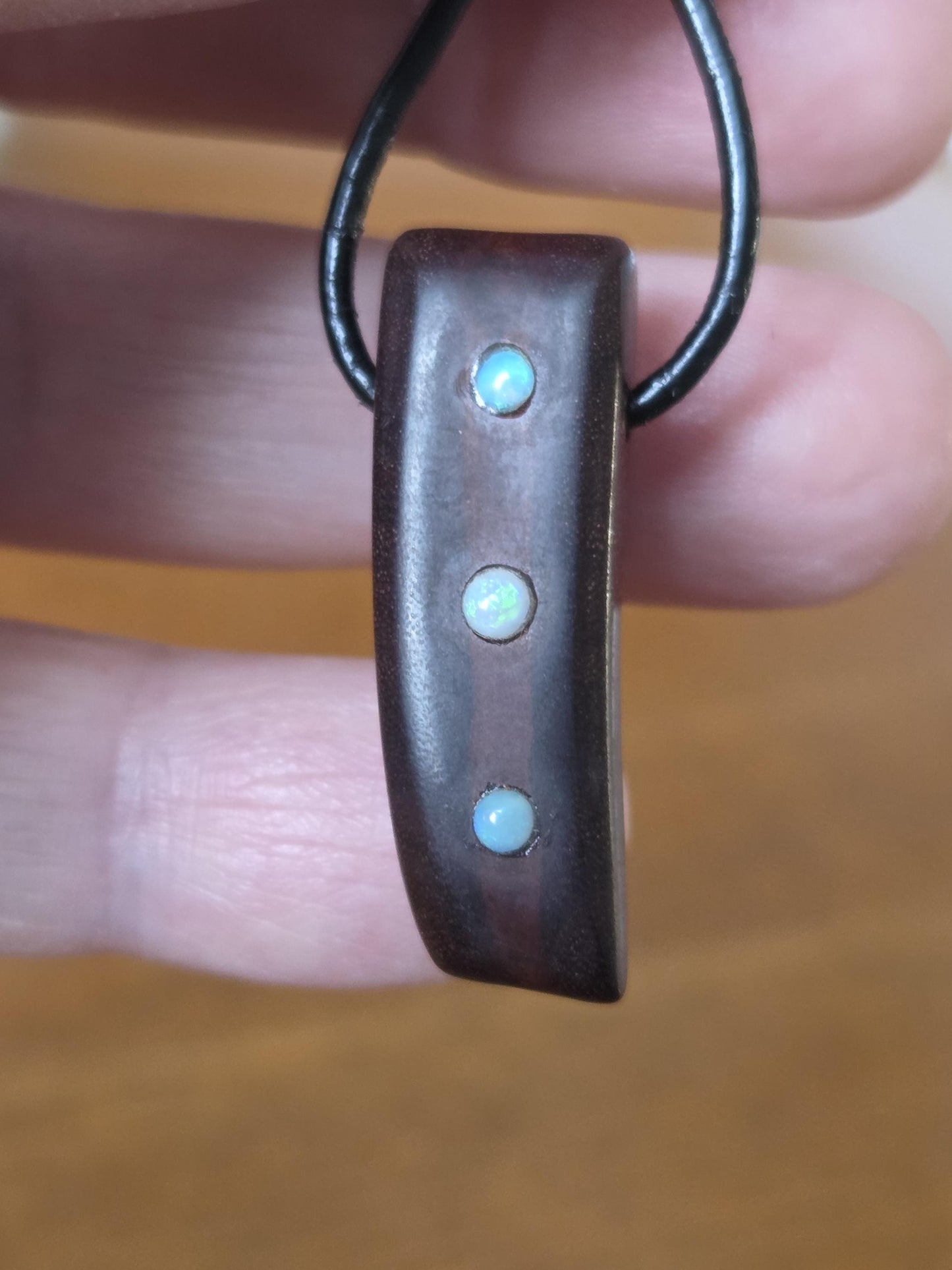 Mopane Holz mit Boulder Opal, Lightning ridge Opal Holz Anhänger, 31 x 10 x 8 mm, gebohrt, an Lederband