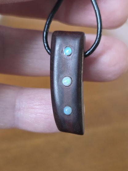Mopane Holz mit Boulder Opal, Lightning ridge Opal Holz Anhänger, 31 x 10 x 8 mm, gebohrt, an Lederband